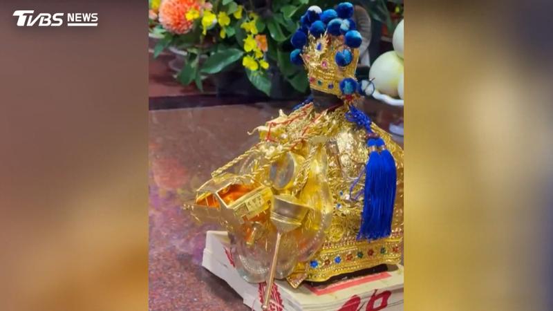 旗津黃金尊王「身價破千萬」,掛滿金跑車、金陀螺,信徒還願打造。(圖/TVBS)