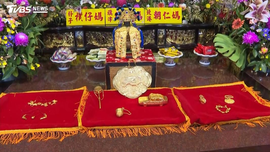 旗津天聖宮建廟已有44年歷史,這些黃金飾品全是歷年來信徒還願時量身打造的。(圖/TVBS)