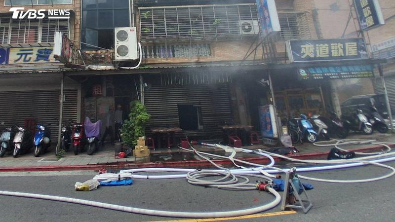 內湖康樂街餐廳火警,警消人員破壞鐵捲門進入搶救。(圖/TVBS)