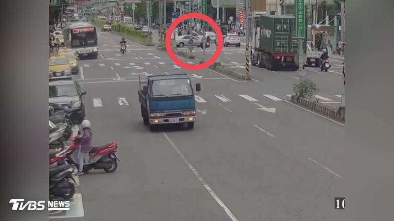 轎車迴轉撞飛母子。(圖/TVBS)