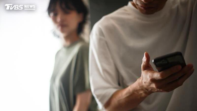 已結紮的人夫得知妻子懷孕,察看手機意外揭發婚外情。(圖/Shutterstock達志影像)