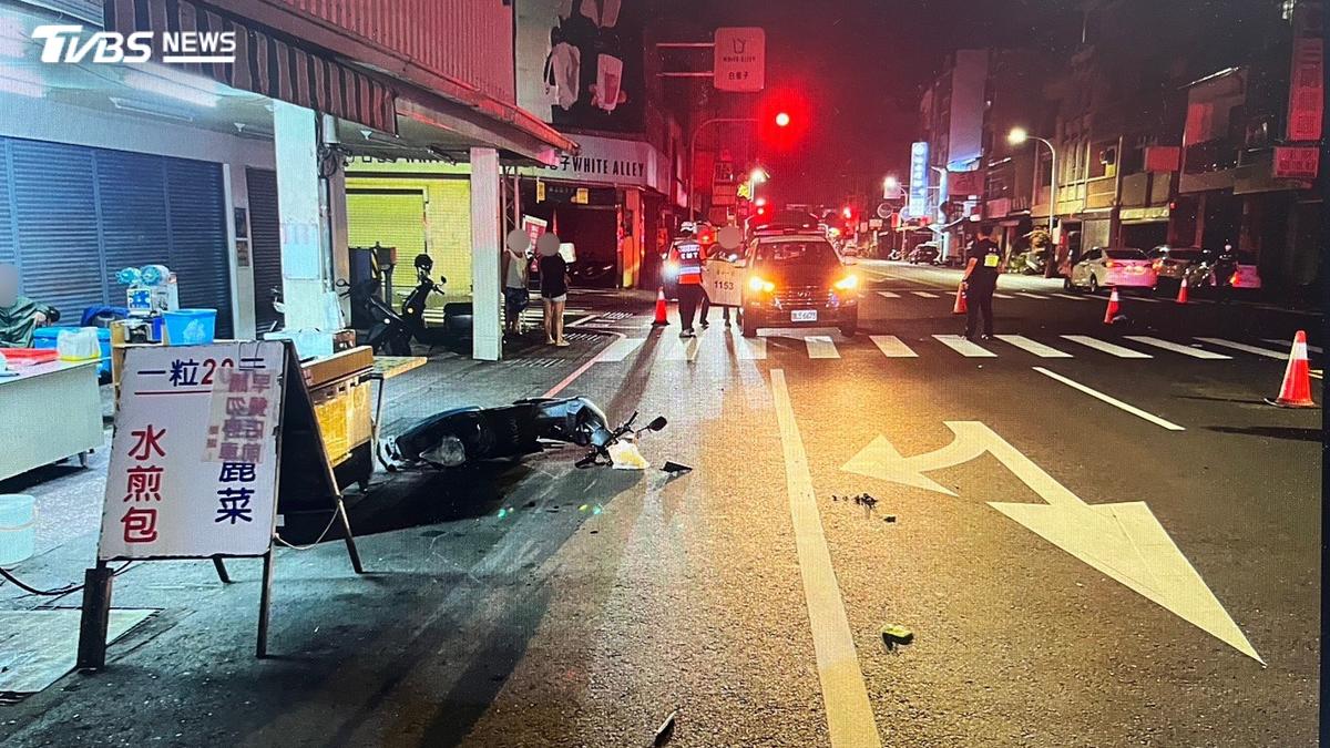 台南凌晨死亡車禍!8旬翁疑闖紅燈遭轎車擊落 噴飛臥血泊慘死