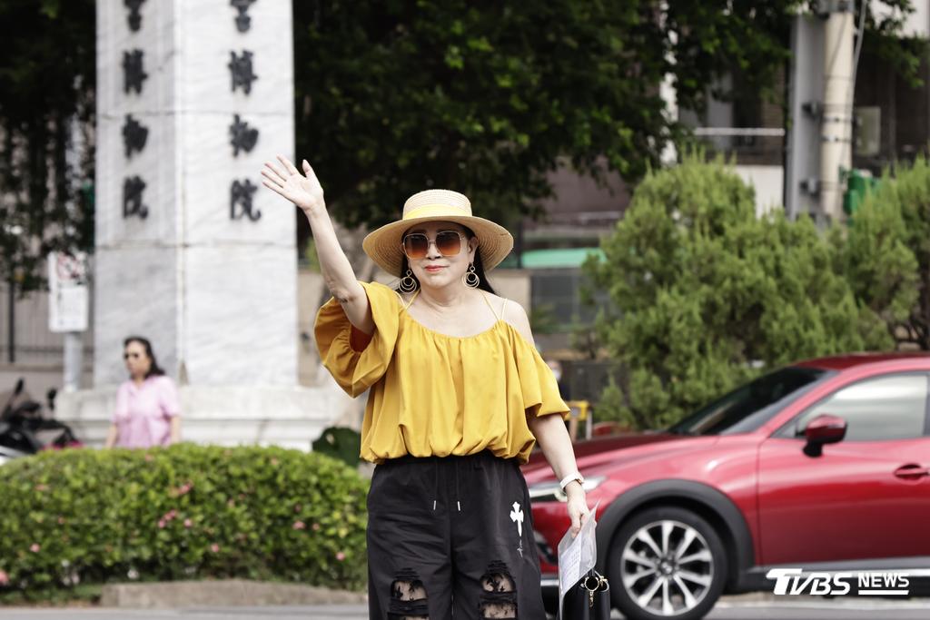 許純美在故宮前開記者會。（圖／黃盈容攝）
