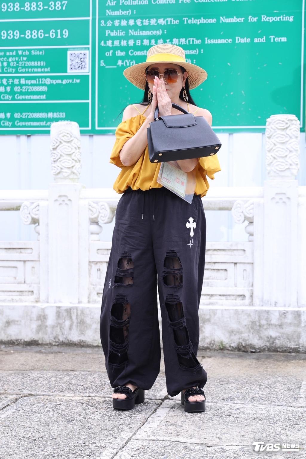 許純美簍空蕾絲褲子，美腿若隱若現。（圖／黃盈容攝）
