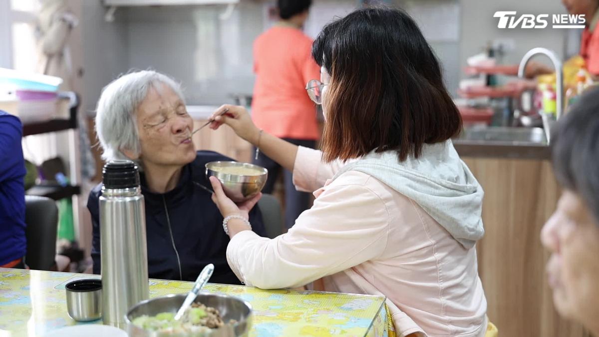 長照92萬人需求爆量!機構新床「不敢收人」 照服員半年才找到