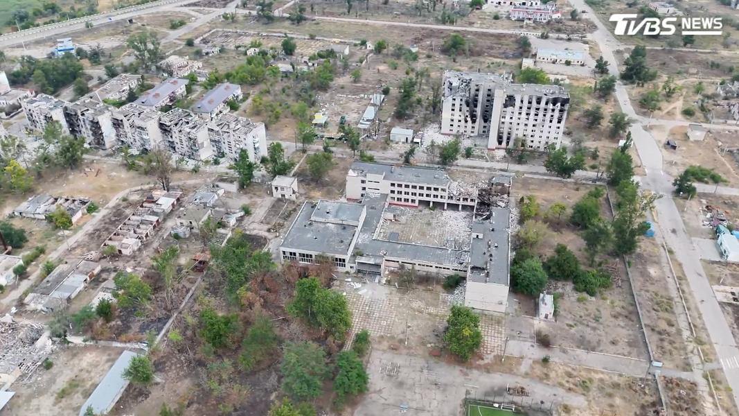 烏克蘭南部俄佔小鎮奧列什基滿目瘡痍,鎮上留守平民在只能冒死穿越地雷區與無人機監控區尋找食物。(圖/達志影像路透社)