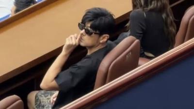 獲封上海大師賽超級摯友!周杰倫看球狂被叫 回頭比「噓」超霸氣