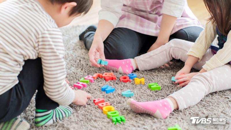 桃園市一名才藝老師於教室內擁抱6歲女童,還強吻女童嘴唇長達10秒。(示意圖,非當事人/Shutterstock達志影像)