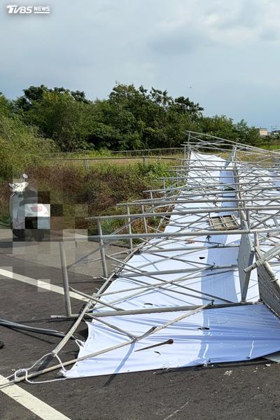 競選看板疑「沒固定好」遭強風吹倒 嘉義20歲男騎士噴飛慘摔