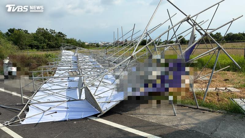 選舉看板墜落,機車騎士閃避不及慘摔。(圖/TVBS)