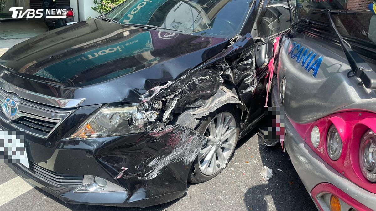 有片/遊覽車出遊遭轎車撞上!「車頭毀損」乘客驚魂