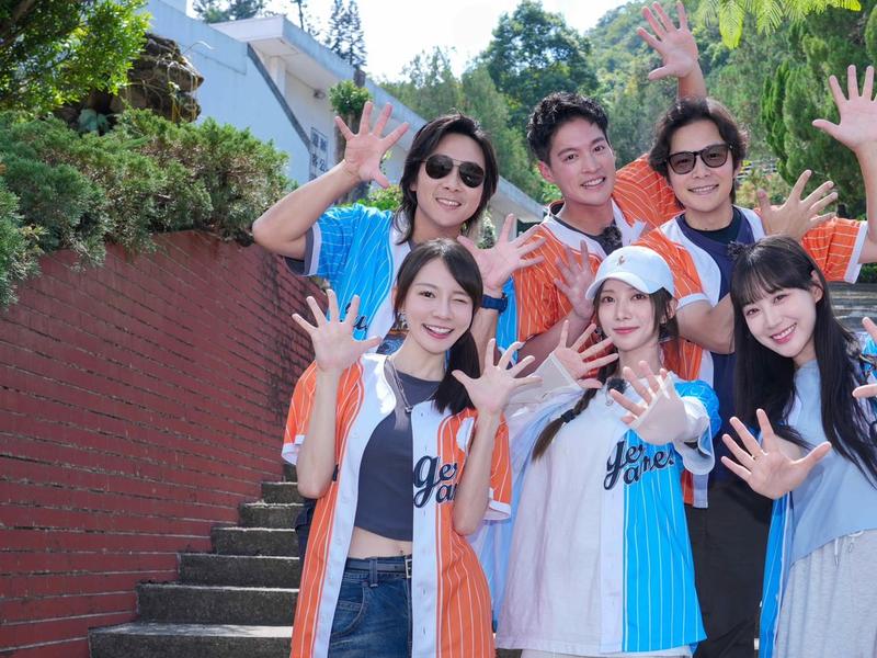 林莎(前左起)、蔡黃汝、邊荷律、王仁甫、(後左起)、孫協志和許孟哲出外景。(圖/中視提供)