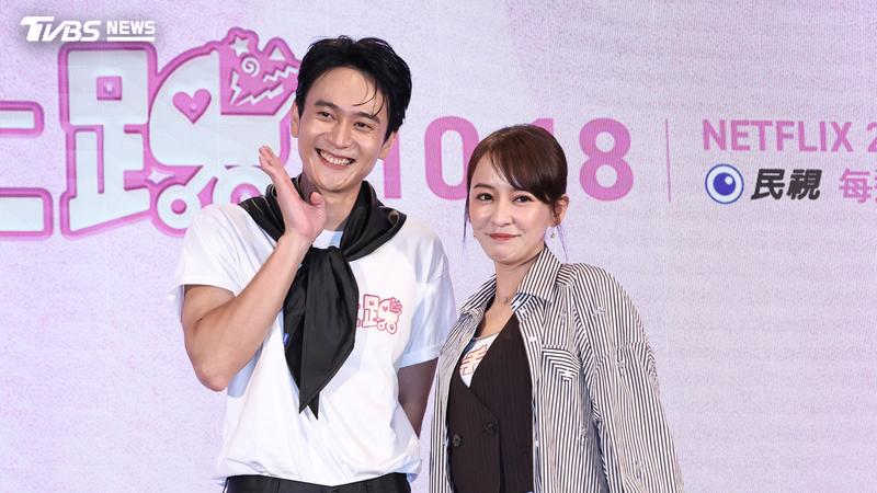 劉冠廷(左)、陳意涵宣傳《新手上路》。(圖/張哲鳴攝)