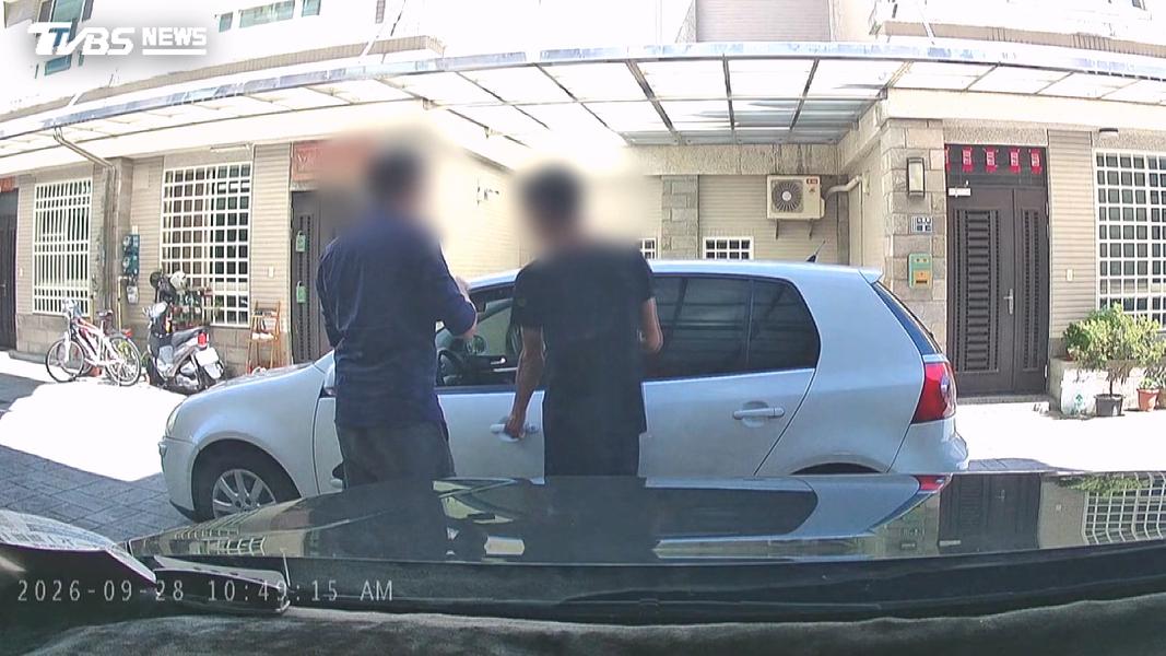 江姓男子怒氣未消,看到顏色相同的車輛便誤認,一路追到對方家中才發現追錯人。(圖/民眾提供)