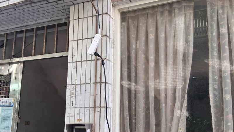 住戶從二樓拉延長線至一樓充電(圖/TVBS)
