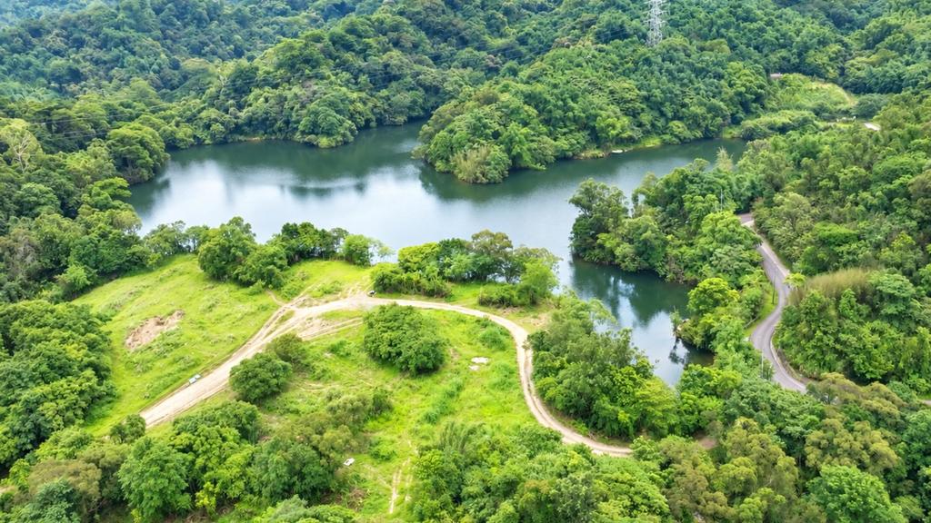 ▲白匏湖｜湖泊、濕地與周邊林地相依，展現汐止山林間豐富的自然生態。（圖／新北市政府民政局）