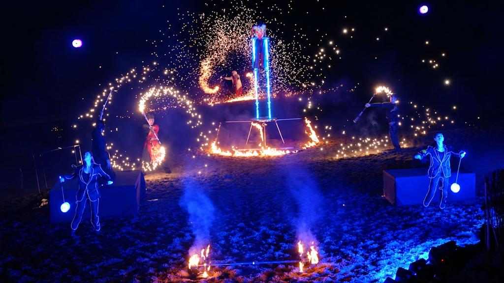 ▲北海潮與火｜火舞、音樂與互動光影點亮海岸夜色。（圖／新北市政府民政局）