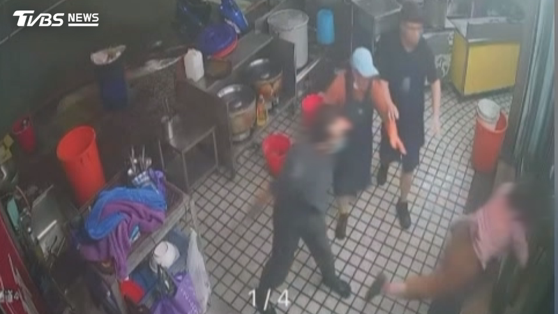 高雄一間當歸鴨店女員工被大力推向玻璃門,撞擊後重摔在地。(圖/TVBS)