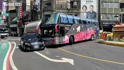 遊覽車圓環擦撞自小客!「憑一己之力」癱瘓交通 車輛全動彈不得