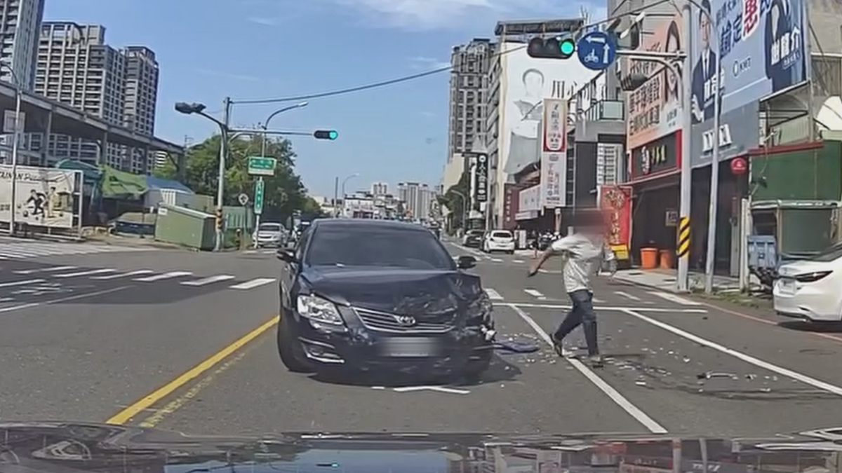 毒駕男拒檢狂飆撞車 躲巷內秒被包圍