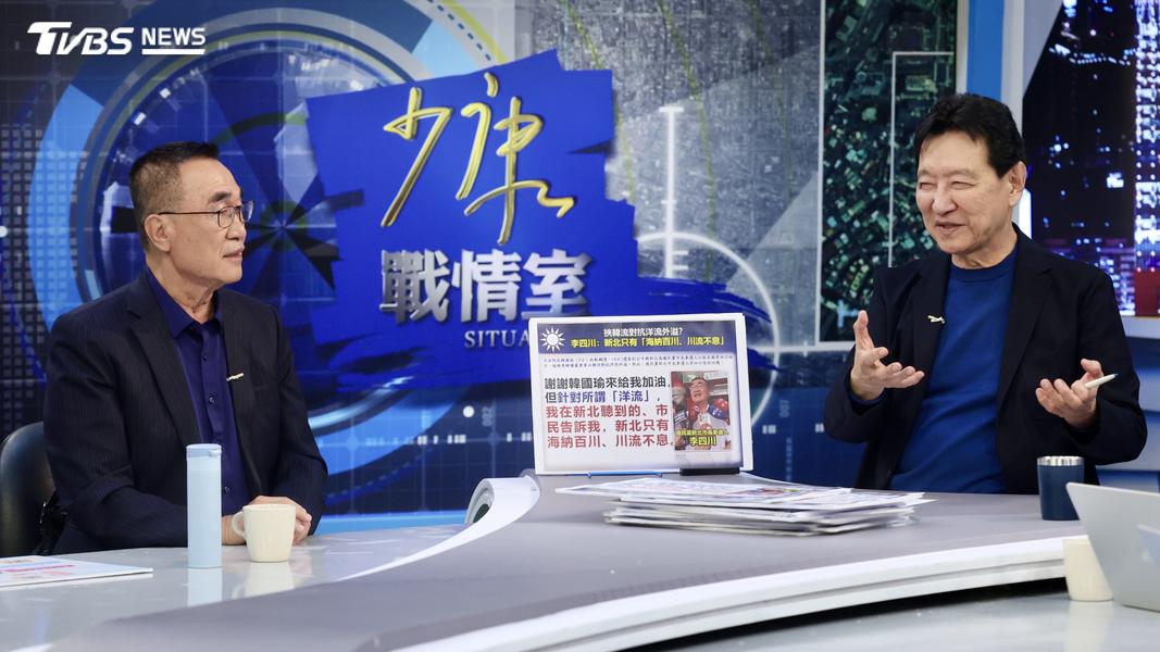 主持人趙少康(右)詢問國民黨新北市長參選人李四川(左)該如何面對「放不開」質疑。(圖/華子琛攝)