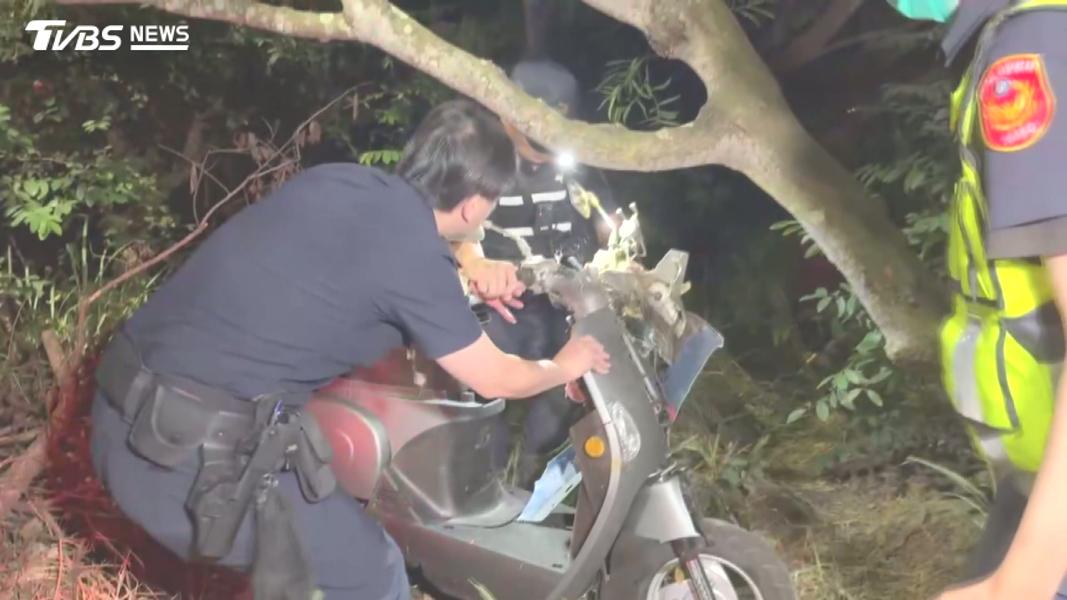 望高寮賞夜景釀悲劇!2女大生下坡「撞告示牌」雙亡。(圖/TVBS)