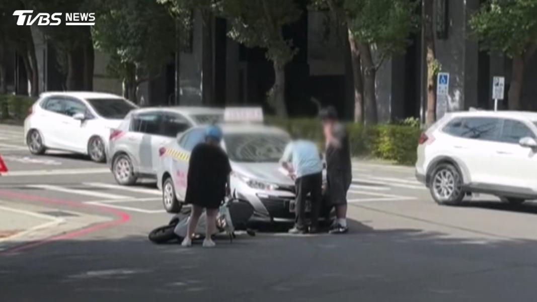 「寶貴的駕駛練習」開教練車上路轉彎 遭機車從右側鑽撞上。(圖/民眾提供)