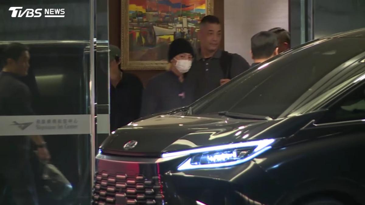 直擊/韓流帝王降臨!GD搭私人專機降落松山潮流輕便裝現身