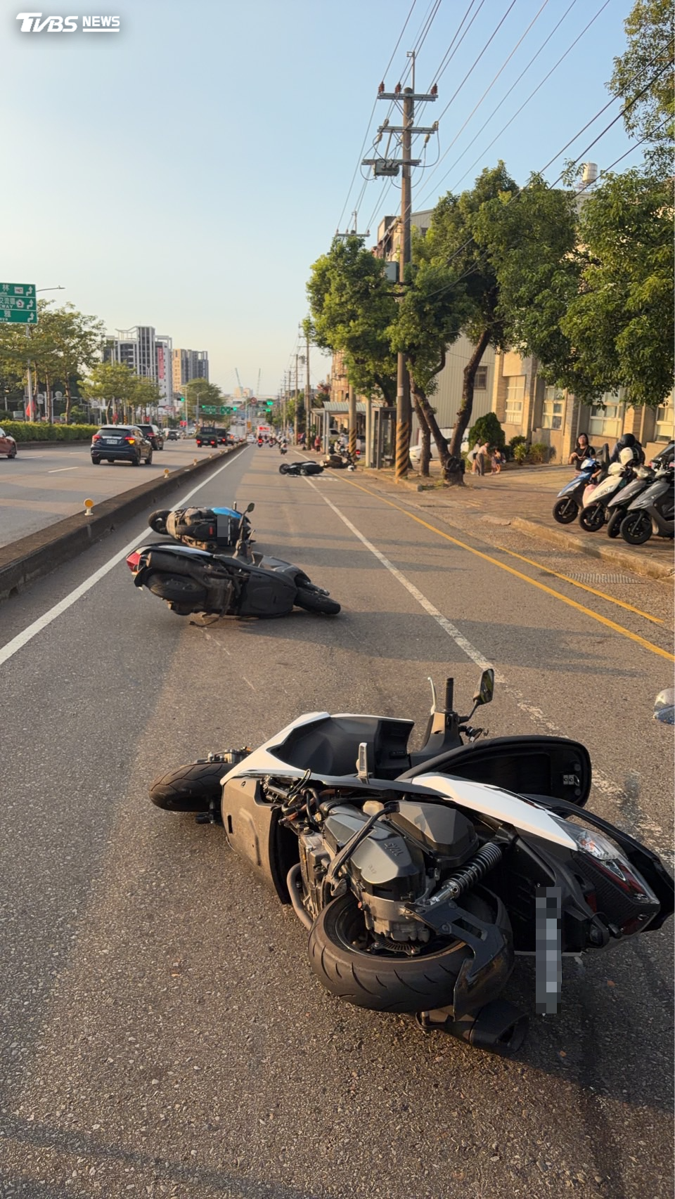 台中-沙鹿-台灣大道-沙鹿車禍-台灣大道車禍-台中機車連環撞-台灣大道七段-沙鹿下坡車禍-台中機車追撞-台中機車追撞6傷