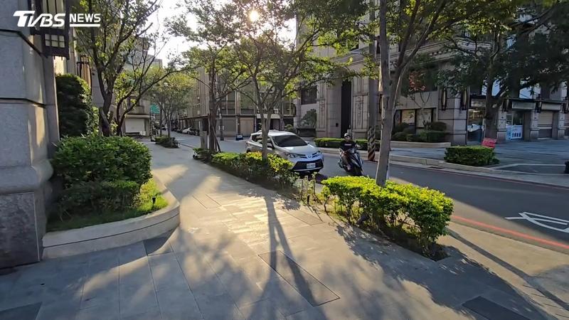 桃園街頭發生男女互毆案,警方依法通報家暴。(圖/TVBS)