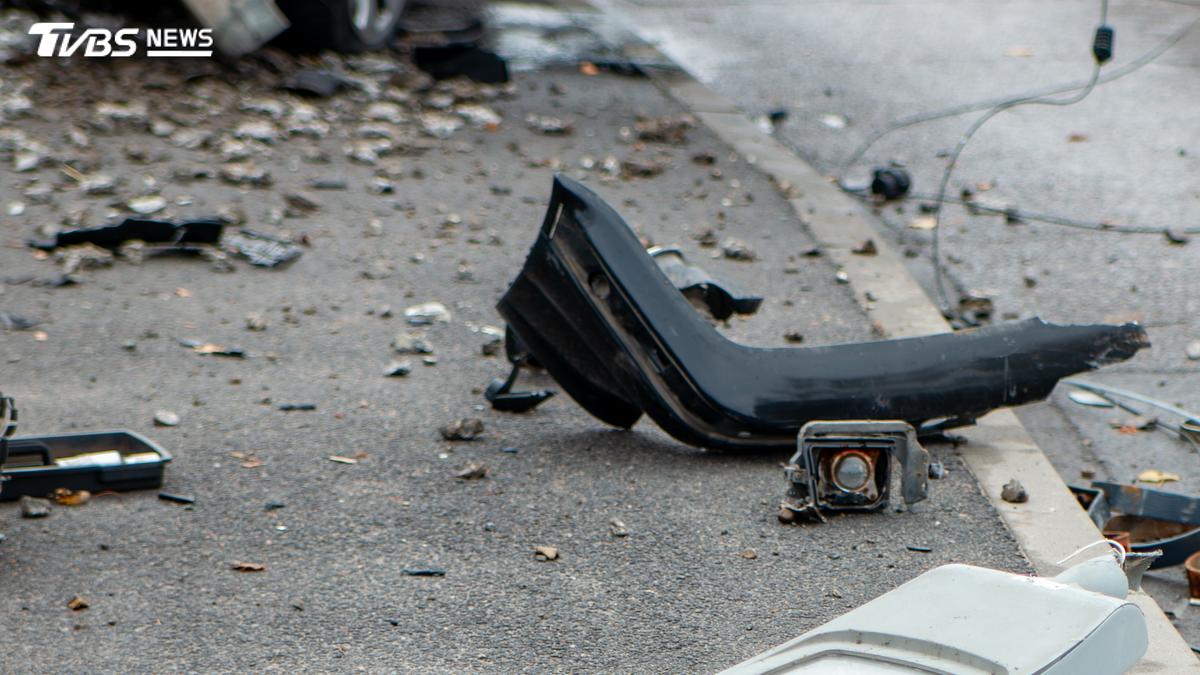 連假首日國6死亡車禍!轎車淪廢鐵 他匝道自撞「噴飛爆頭亡」
