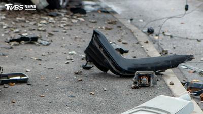 連假首日國6死亡車禍!轎車淪廢鐵 他匝道自撞「噴飛爆頭亡」