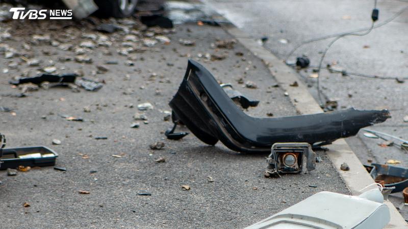 國道6號發生一起自撞車禍,駕駛噴飛車外傷重不治。(示意圖/Shutterstock達志影像)