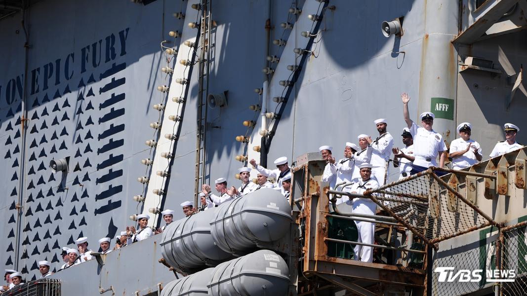 美國航空母艦「林肯號」返航時,水兵站在航艦上。(圖/達志影像美聯社)