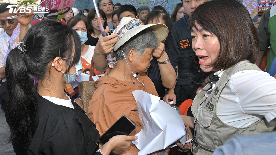 86歲阿嬤疑似身體不適一度暈倒。(圖/胡瑞麒攝)
