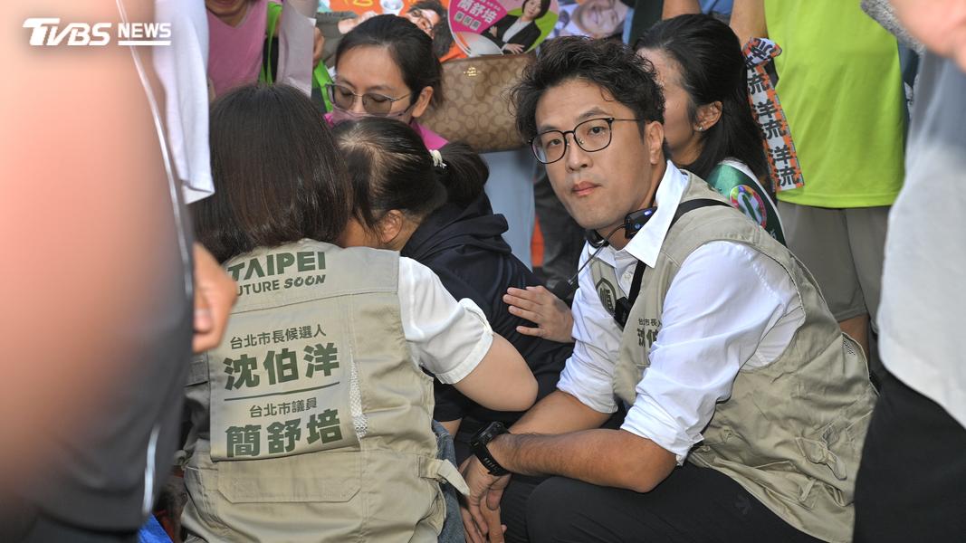 沈伯洋來到阿嬤身旁關心狀況。(圖/胡瑞麒攝)