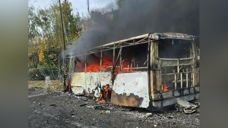烏克蘭東部城市克拉馬托爾斯克一座公車站8日遭俄軍轟炸,公車被炸成廢鐵並引發大火,現場滿是建築碎片與慘劇痕跡,警消獲報後趕抵現場救援。(圖/翻攝自X@AMK_Mapping_)
