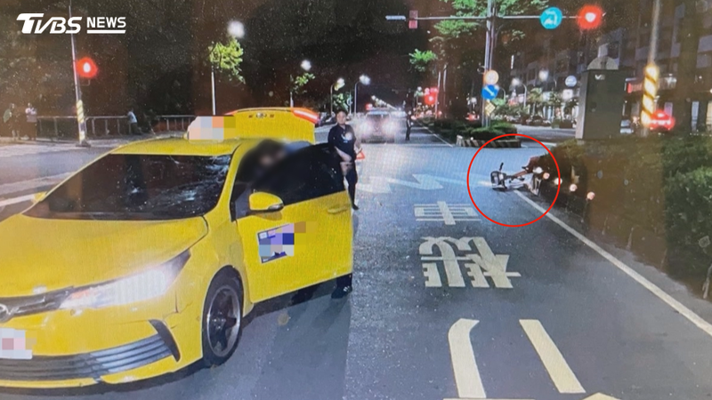 高雄19歲女騎電輔車「沒兩段式左轉」,遭計程車撞飛,空中翻一圈重摔骨折。(圖/TVBS)