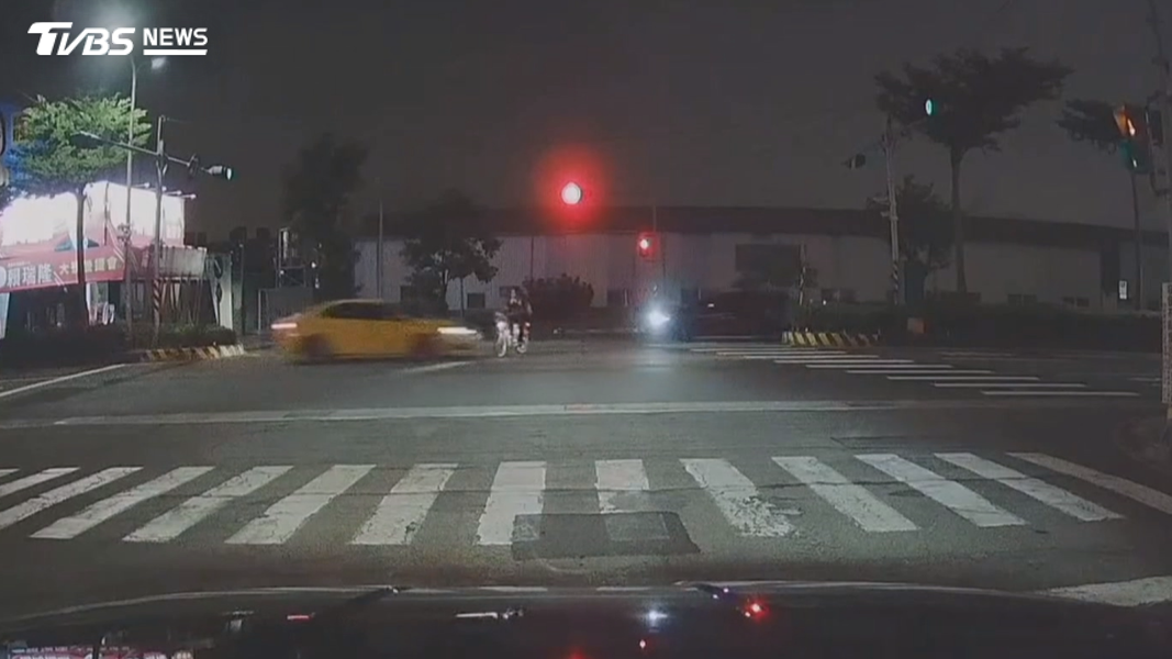 前方一輛自行車欲左轉,計程車駕駛發現時已來不及反應,女騎士被撞「連人帶車噴飛」 翻滾重摔骨折。(圖/翻攝大寮543臉書)