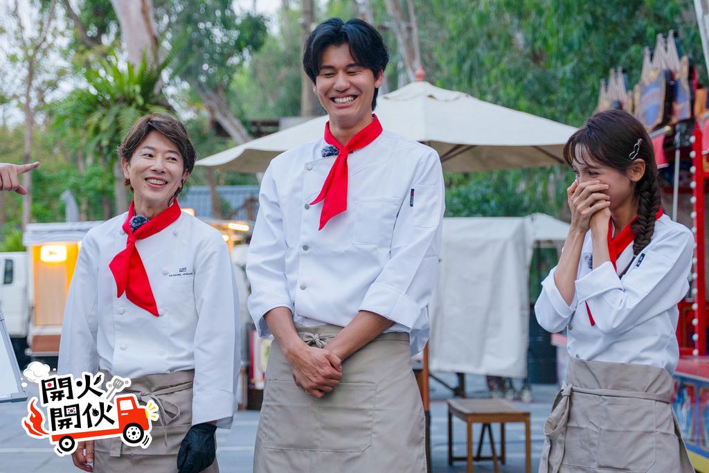日本隊川越達也（左起）、風田及Dora謝雨芝緊張等待比賽結果。（圖／TVBS）
