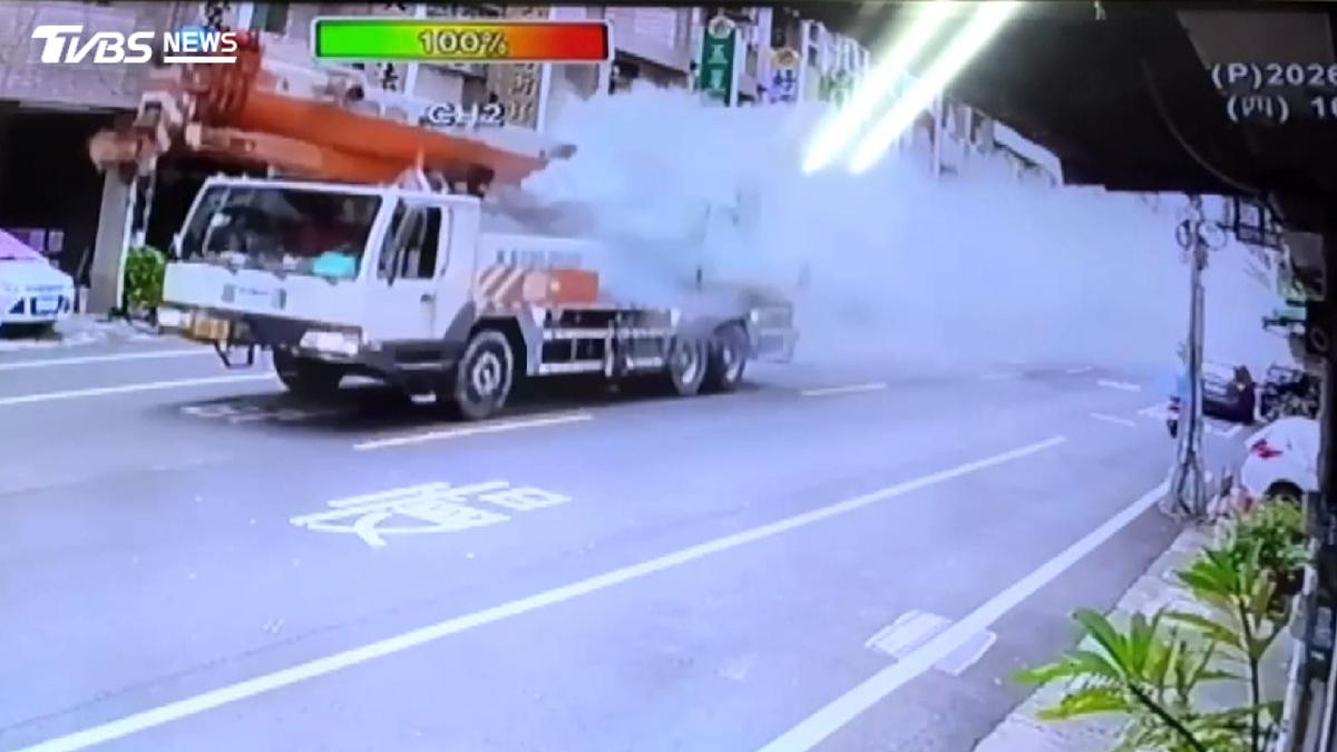 工程車「6公里沿路狂噴白煙」 台中用路人崩潰:整條路看不見