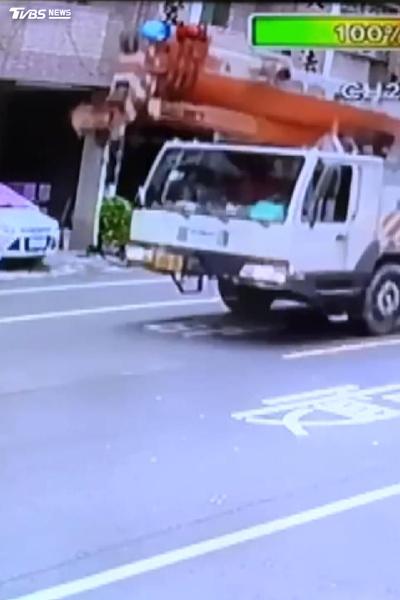 工程車「6公里沿路狂噴白煙」 台中用路人崩潰:整條路看不見