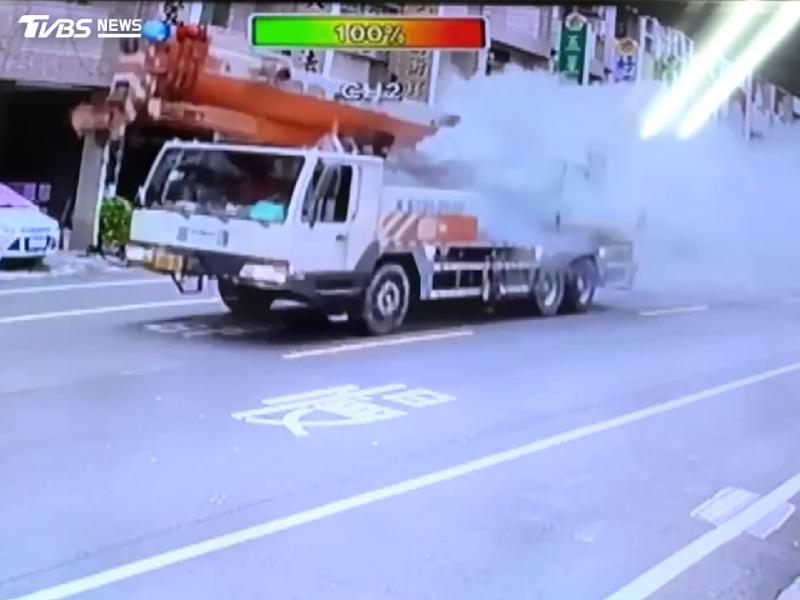工程車「6公里沿路狂噴白煙」 台中用路人崩潰:整條路看不見(圖/TVBS)