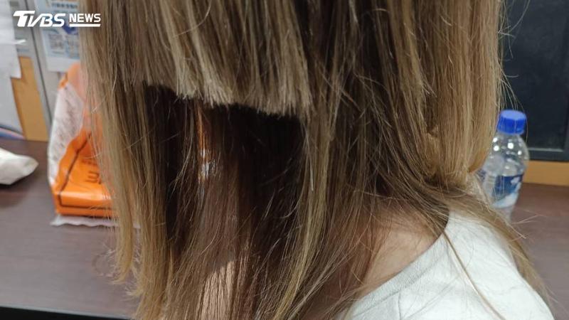 荷蘭女和男友來台遊玩,逛花蓮東大門夜市遇男持刀,慘遭削髮。(圖/TVBS)