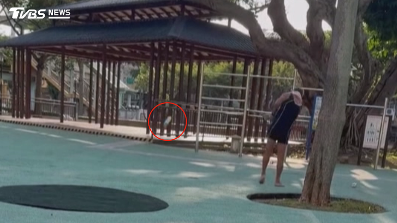 桃園一名男子公園「揮桿打寶特瓶」,聲響超驚人,家長嚇壞:不敢帶孩子來。(圖/翻攝Threads@angel11270119)