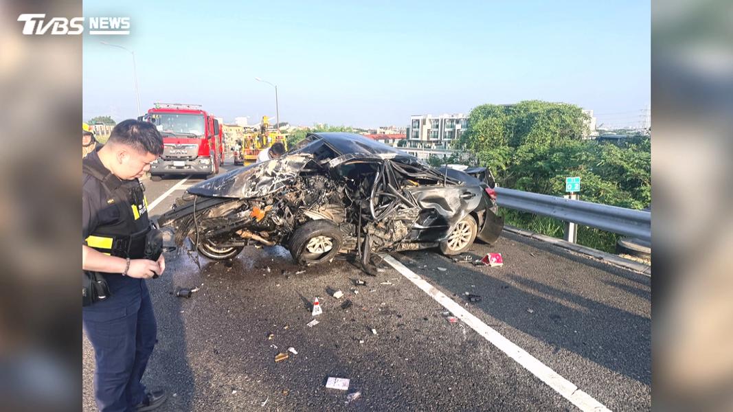 清晨國六驚悚車禍!車撞護欄「駕駛噴飛」 人車相距20公尺慘死(圖/TVBS)