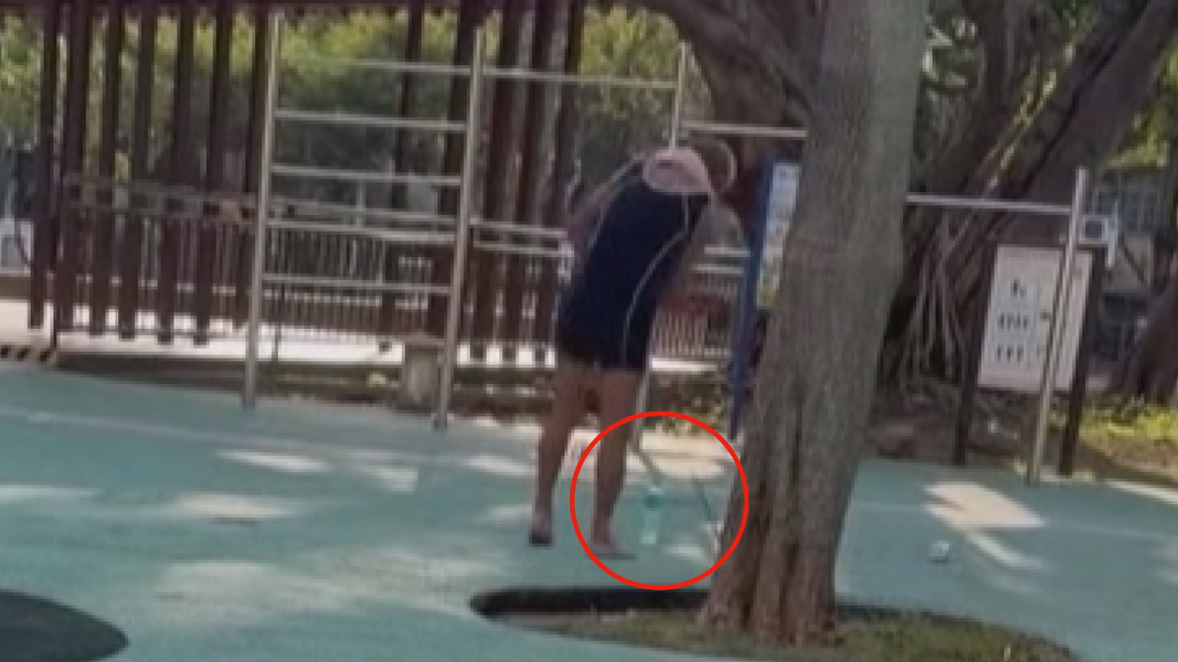男子拿著高爾夫球桿練習揮桿,但他擊打的並非高爾夫球,而是一瓶又一瓶裝水的寶特瓶。(圖/翻攝Threads@angel11270119)