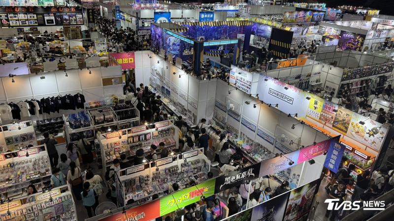 熱門出版社、福袋與一番賞區擠滿粉絲。(圖/林雅婷攝)