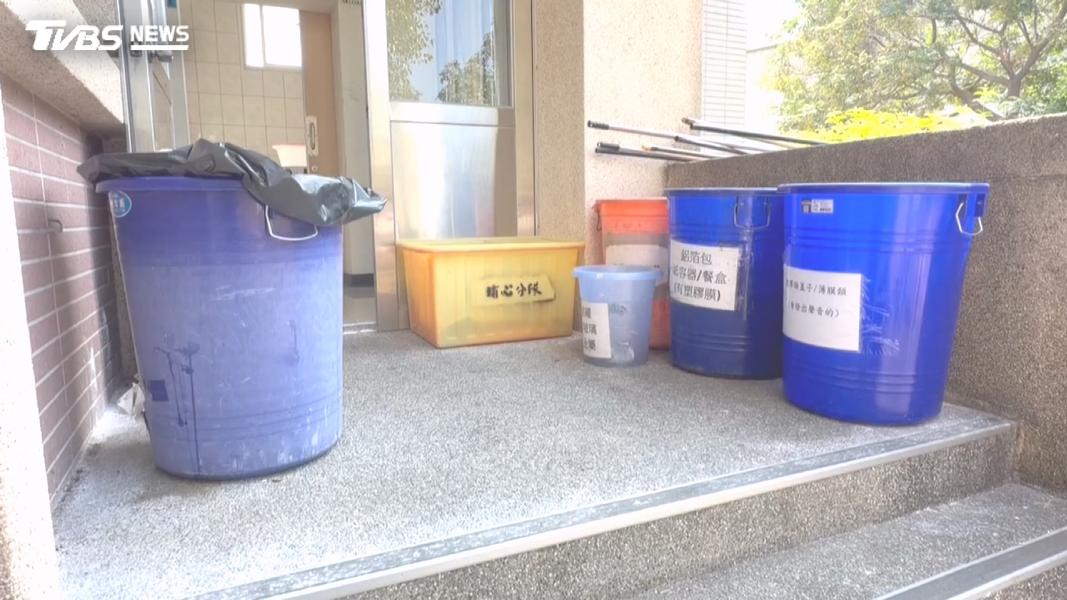 消防員BB槍射小黑狗再持拖把毆打!嚇到失禁哀嚎 下場曝光(圖/TVBS)