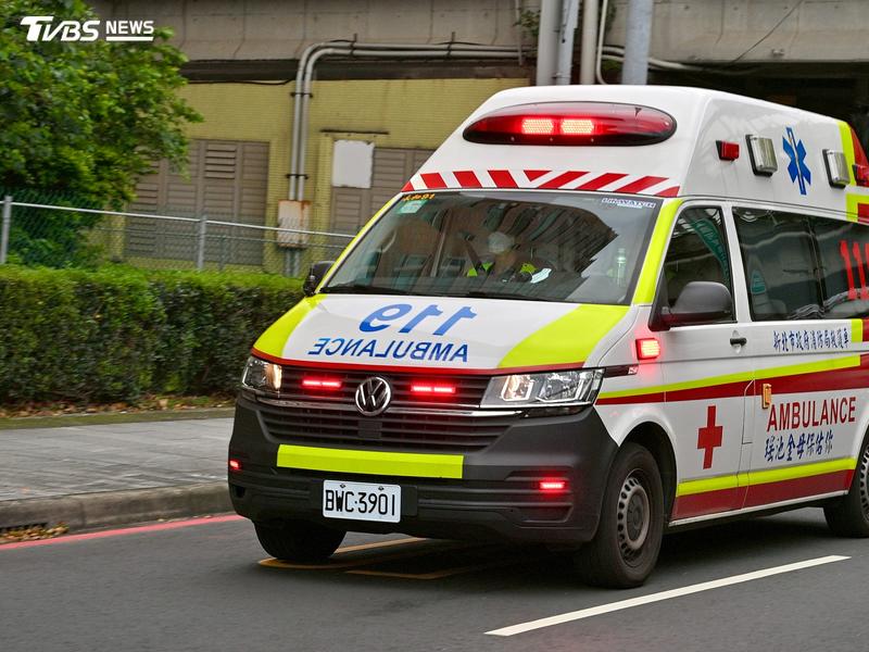 救護車將傷者緊急送往醫院。(圖/TVBS)